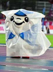 かっぱを着込むＦＣ琉球のマスコット、ジンベーニョ。ジンベエザメだけど雨にぬれるのは苦手なようです＝１４日、沖縄市比屋根（小宮健撮影）