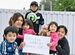 「この子たちが親になっても子育てしやすい環境を」と願う大野千秋さんと子どもたち＝１９日、名護市大南
