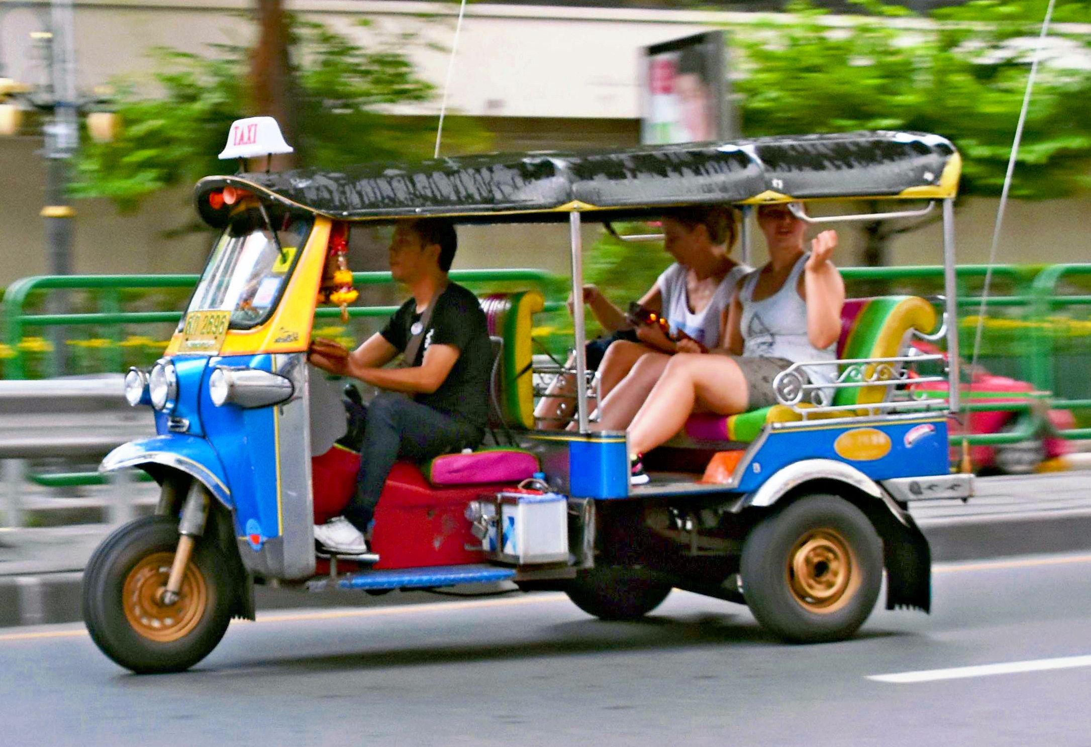 タイ の タクシー トゥクトゥク