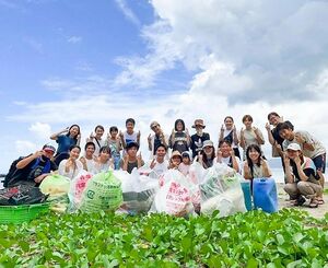 世界環境デーにちなみ、全国一斉ゴミ拾いに参加したメンバーたち＝５日、名護市の真喜屋の浜