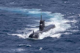 　インド海軍との合同演習に参加する、オーストラリア海軍の潜水艦＝２０２１年９月、オーストラリア・ダーウィン（同国軍提供、ゲッティ＝共同）