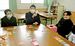 感染症の知識が学べるカードゲームを楽しむ沖縄ろう学校の生徒たち＝１２月２０日、北中城村の同校