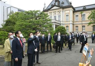 　文化庁が移転する京都庁舎の工事状況を視察する岸田首相（左から２人目）＝２１日午前（代表撮影）