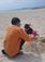 休日に砂遊びをする山里卓さんと娘の夏凜ちゃん＝豊見城市の美らＳＵＮビーチ（提供）