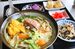 「てぃーらぶいの沖縄そば膳」（１３２０円）。揚げたてのじーまみー豆腐の天ぷら（右奥）は、一つはそのまま、二つ目はそばだしに浸して食べるのがお勧めだという