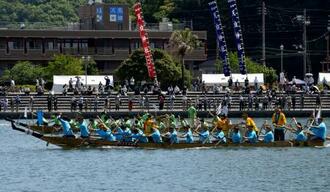 　兵庫県相生市で３年ぶりに開催された「相生ペーロン祭」＝２９日