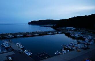 　夜明けを迎えたウトロ港＝２３日午前、北海道斜里町