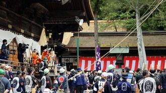 　諏訪大社の御柱祭で、柱を立てる前の行事を行う氏子ら＝１６日午前、長野県下諏訪町