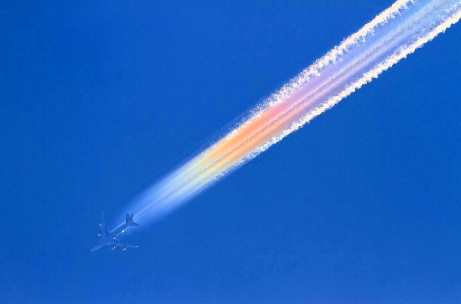 沖縄上空に虹色の雲が出現 国際線の飛行機雲 光りが反射 沖縄タイムス プラス ニュース 沖縄タイムス プラス