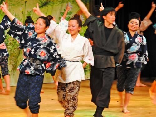 當山久三の生涯を演技やダンスで表現する小中高生ら＝３月２９日、宜野座村文化センターがらまんホール