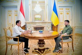 　２９日、ウクライナ・キーウでゼレンスキー大統領（右）と会談するインドネシアのジョコ大統領（インドネシア大統領府提供・共同）