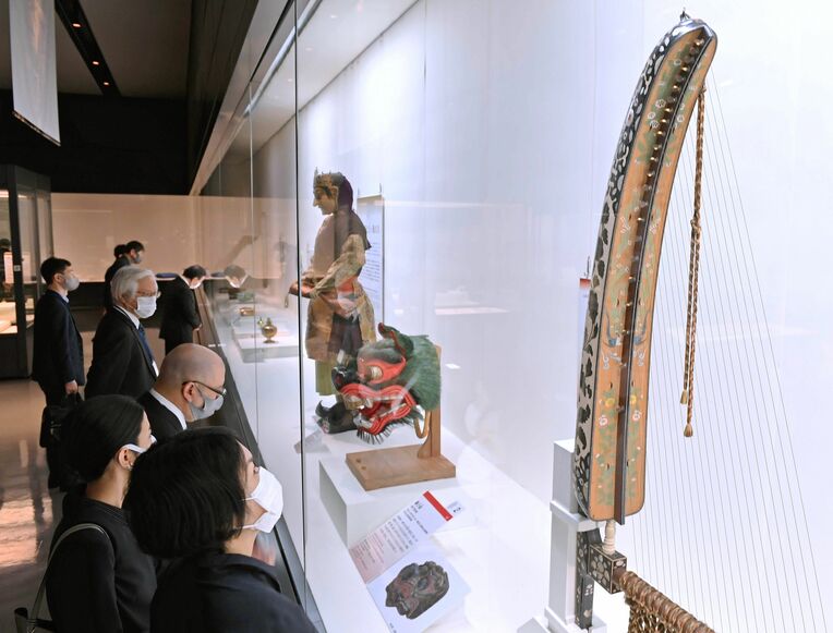 螺鈿装飾のハープ　螺鈿装飾されたハープ「螺鈿槽箜篌（らでんそうのくご）」（手前）などに視線が注がれた＝９日、那覇市の県立博物館・美術館