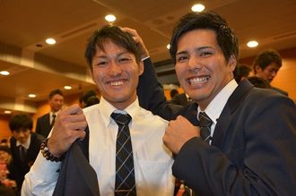 島袋投手（左）のドラフト指名をわがことのように喜ぶ慶田城選手＝‎2014‎年‎10‎月‎23‎日