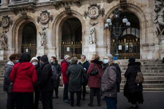　マスクを着ける人々＝１１月３０日、パリ（ＡＰ＝共同）