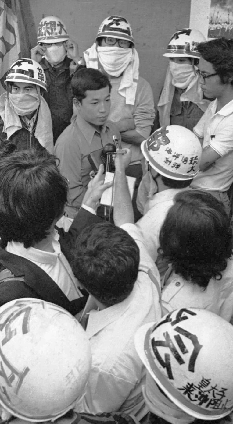 白ヘルを交えた琉大生らに登校を阻まれる大旗清さん＝１９７５年１１月１２日、琉大前