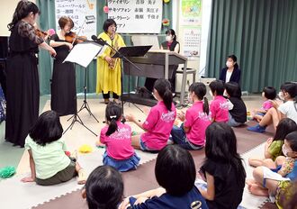プロの音楽家の演奏を楽しむ子どもたち＝６月２５日、浦添市・宮城ヶ原児童センター