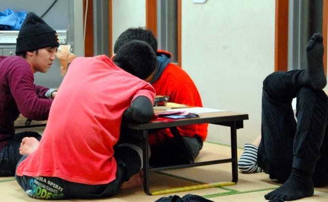 無料塾で高校受験に向けて勉強する中学生。集中が切れ寝転ぶ子もいる＝浦添市勢理客・森の子児童センター