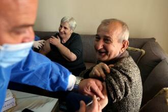 　中国製の新型コロナウイルスワクチンの追加接種を受ける人たち＝１１月、アルバニア・ティラナ近郊（ＡＰ＝共同）