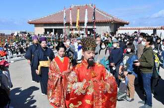 正月儀式を披露した琉球国王・王妃役ら＝１日午前、那覇市・首里城公園（下地広也撮影）