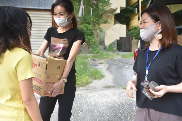 沖縄タイムス 女性を元気にする会 食糧支援