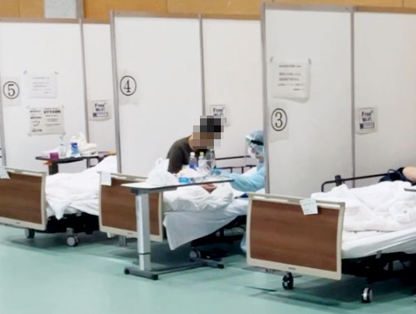 入院待機ステーションで酸素投与などを受ける患者ら（県提供）＝８月、沖縄本島内（画像の一部を加工しています）