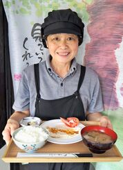 「地域の人に喜んでもらいたい」と自宅の一角で食堂を始めた嘉数慶子さん＝３月、那覇市牧志