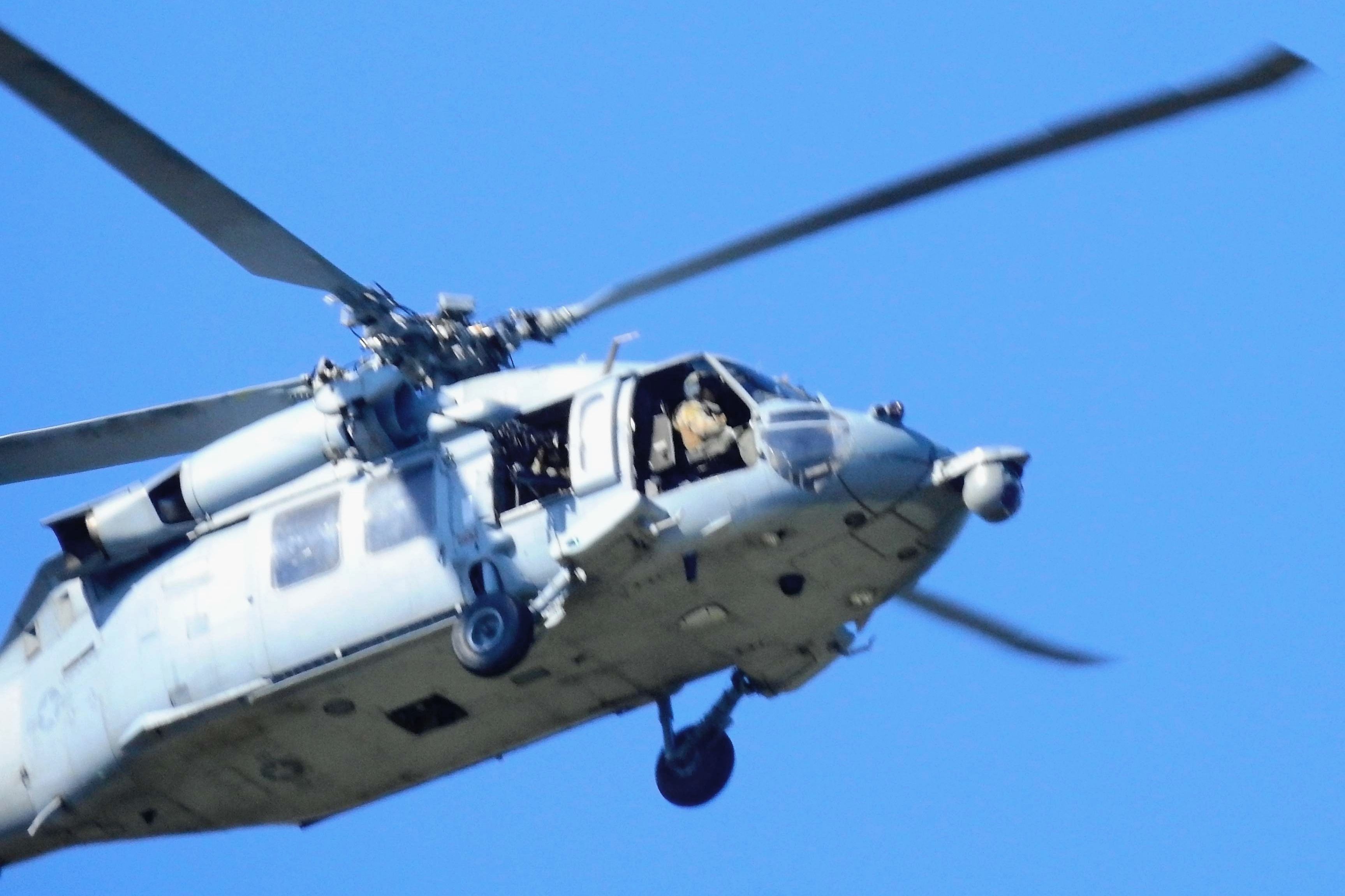 銃口を外向け低空飛行 久志で米軍ヘリ訓練 沖縄タイムス プラス ニュース 沖縄タイムス プラス