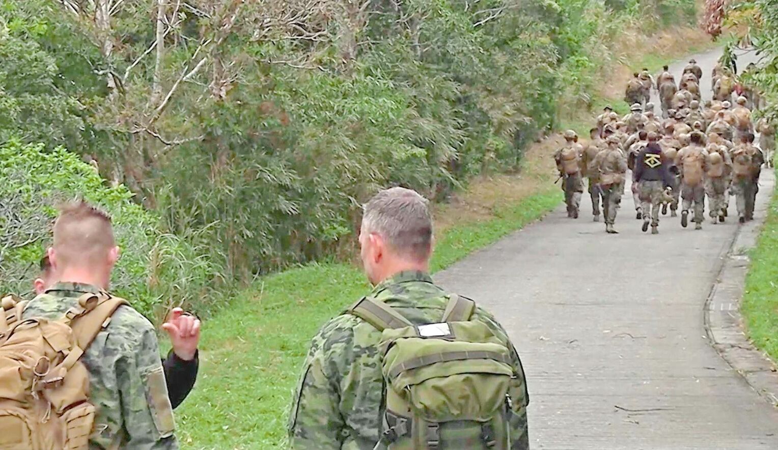 米第３海兵師団が公開した米軍北部訓練場での訓練の動画に映っていた、オランダ海兵隊とみられる隊員２人の背中