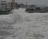 台風の影響で防波堤に押し寄せる高波＝２０日午後５時３分、与那原町板良敷