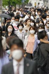 　マスクを着けて東京・銀座を歩く人たち＝１９日午後
