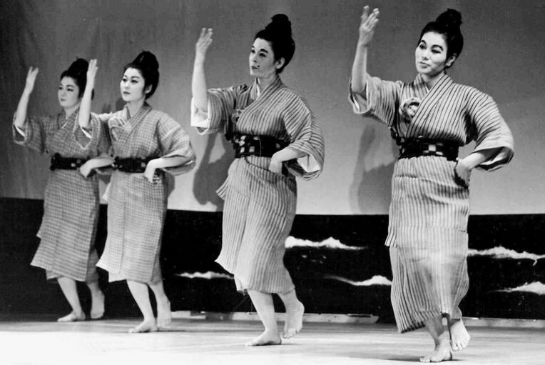 「与那国旅情」を踊る真境名佳子さん（右から２人目）と宮城幸子さん（同３人目）＝１９６８年１月、那覇市・タイムスホール