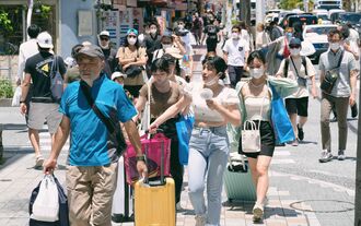 国内観光客が徐々に増え、にぎわいをみせつつある那覇市の国際通り＝２４日午後