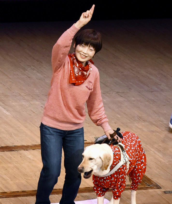 盲導犬とともに舞台に立つ盲ろう者の桜井洋子（さくらい・ようこ）さん