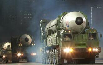 　４月２５日、北朝鮮の平壌で行われた軍事パレードに登場した新型ＩＣＢＭ「火星１７」（朝鮮中央通信＝共同）