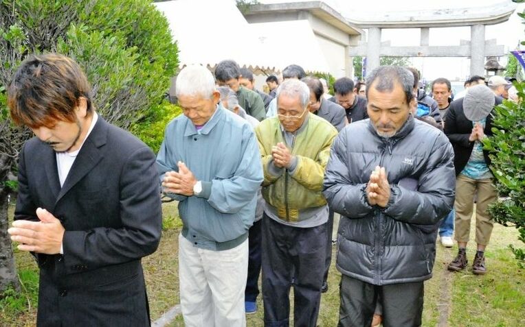 町鳥島の七嶽神社で手を合わす仲宗根弘之区長（左）と住民ら＝久米島町鳥島