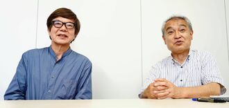 「標的」の西嶋真司監督（左）と植村隆さん＝１６日、沖縄タイムス社