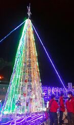 金武町商工会青年部ＯＢ会がコロナの早期終息を願って設置したクリスマスツリー＝１日夜、米軍キャンプ・ハンセンゲート前