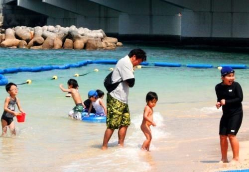１０年ぶりにオープンした辻側の浜辺で、海水浴を楽しむ子どもたち＝那覇市の波の上ビーチ