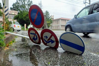 強風で倒された交通標識＝１日午後１時半、名護市東江