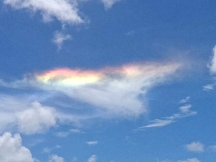 いいことありそう 彩雲 が沖縄 嘉手納の空に 沖縄タイムス プラス ニュース 沖縄タイムス プラス