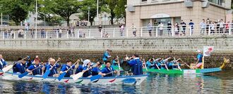 金武漁業協同組合から貸し出されたハーリー（手前）と横濱ドラゴンボートの競漕＝２１日、横浜市
