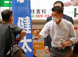 　ＪＲ住吉駅前で有権者と言葉を交わす立憲民主党の泉代表（右）＝１日午前、神戸市