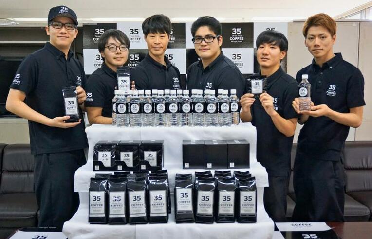 新商品を発表する３５コーヒーを製造・販売するソーエイドーの梶山純執行役員（左から３人目）ら＝４日、県庁