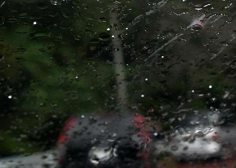 沖縄本島北部の八重岳では、雨に混じってあられも降った（車のフロントガラスに付いた白い粒）＝２４日午後２時５８分、本部町並里