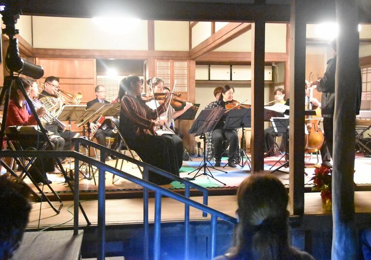 津嘉山酒造所で演奏する琉球交響楽団のメンバーら＝名護市大中