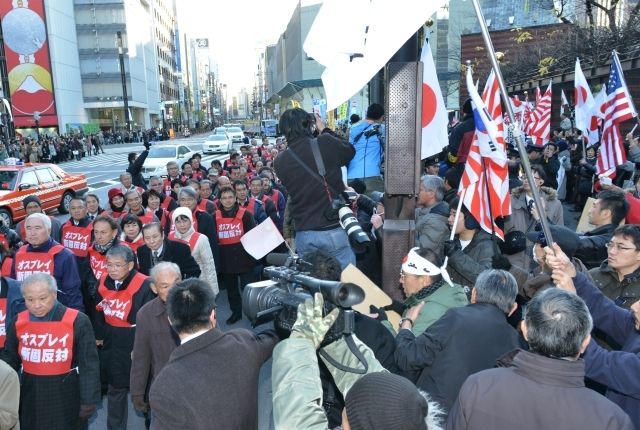 オスプレイの配備に反対する東京行動では、県民の代表に沿道からヘイトスピーチが投げかけられた＝２０１３年１月２７日、東京都