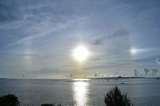 少し得した気分 沖縄で 幻日 確認 太陽の両脇に虹色の光 沖縄タイムス プラス ニュース 沖縄タイムス プラス