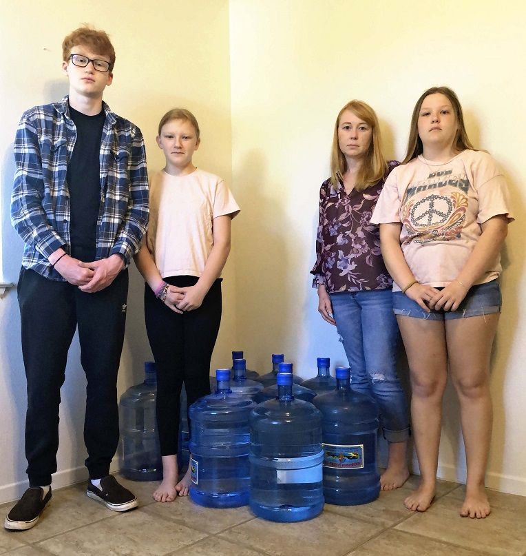 <div class="caption">アマンダ・ザーバージンスキーさん（右から２人目）と３人の子どもたちは飲料水汚染による健康被害に苦しんでいる＝２月、ホノルル市</div>
