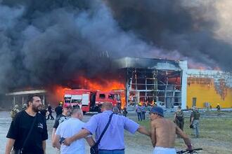　２７日、ウクライナ・クレメンチュクで、ミサイル攻撃を受け黒煙が上がるショッピングセンター（ＡＰ＝共同）