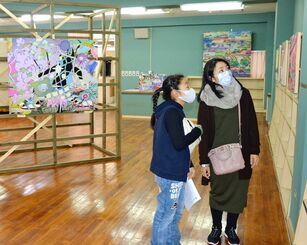 「やんばるアートフェスティバル」の展示作品を楽しむ来場者＝１２月２７日、大宜味村・旧塩屋小学校